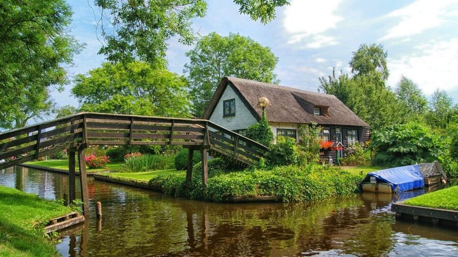 From Amsterdam: Giethoorn Sightseeing Tour and Canal Cruise - The one-hour guided canal cruise through the Dutch Venice