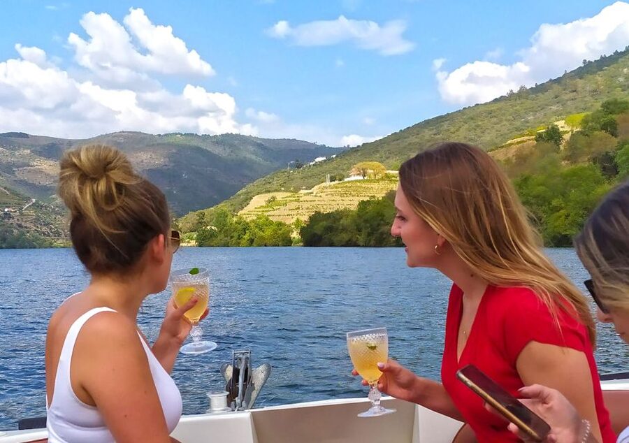 From Porto: Small-Group Douro Valley Wine Tour Lunch & Boat - Meeting at Praça da Liberdade: how to not waste time
