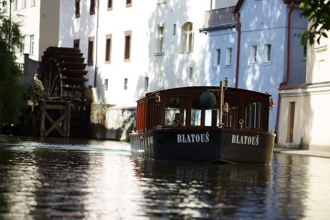 Full-Day Private Prague City tour: Prague Castle and Vltava River Cruise - Prague Castle, St. Vitus Cathedral, and Old Royal Palace: the “how did they build this?” set