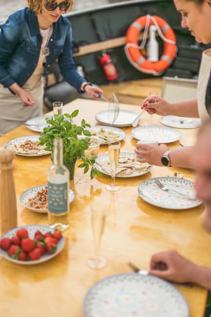 Gdańsk: Motława River Cruise with Pierogi Tasting - The guide and captain factor: stories plus friendly service