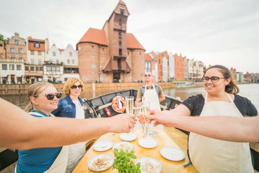 Gdańsk: Motława River Cruise with Pierogi Tasting - Wine, families, and the small-boat vibe (how it feels in real life)