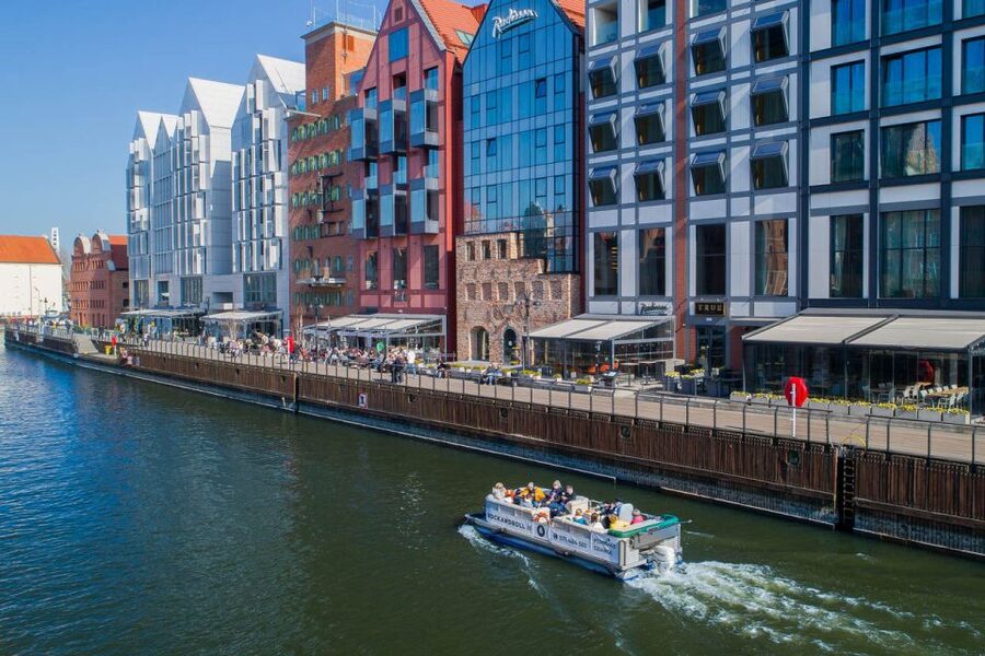 Gdańsk: Motlawa River Sightseeing Catamaran Cruise - Brabank’s Modern Edge: Old Meets New on the Same Waterway