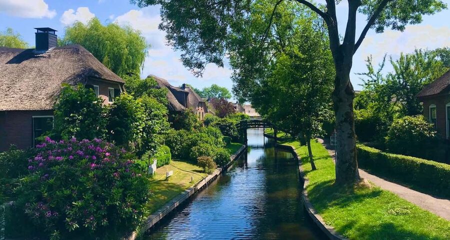Giethoorn : 1 Hour Canal Cruise in Village With Coffee/Tea - Meeting Point at Dominee T.O. Hylkemaweg 7 and the Village-Center Drop-Off