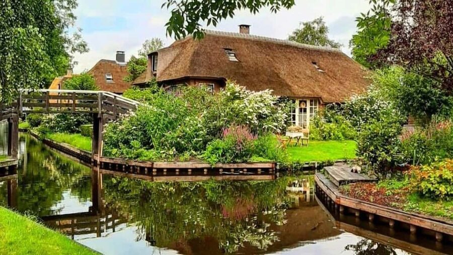Giethoorn : 1 Hour Canal Cruise in Village With Coffee/Tea - The Kraggehuis Island Moment: Big Photos, No Landing