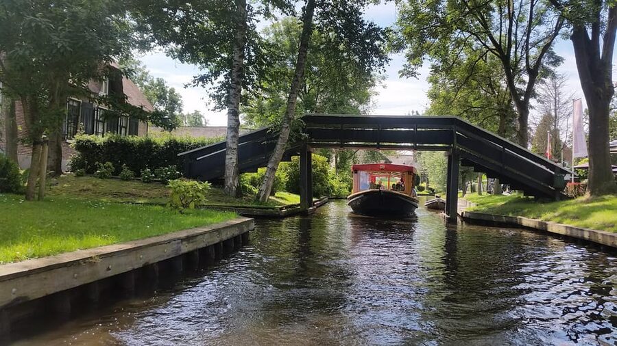 Giethoorn: Canal cruise Giethoorn village and lake - Giethoorn’s car-free canals: what makes it work in real life