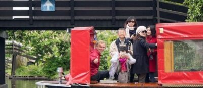 Giethoorn: Canal cruise Giethoorn village and lake - The electric, weatherproof boat is the comfort upgrade you notice