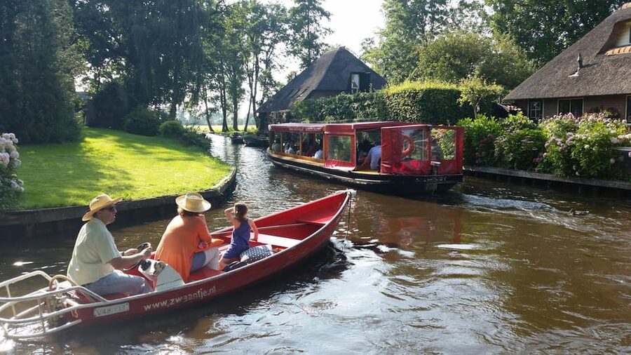 Giethoorn: Canal cruise Giethoorn village and lake - Stepping into Weerribben-Wieden: why the lake feels different