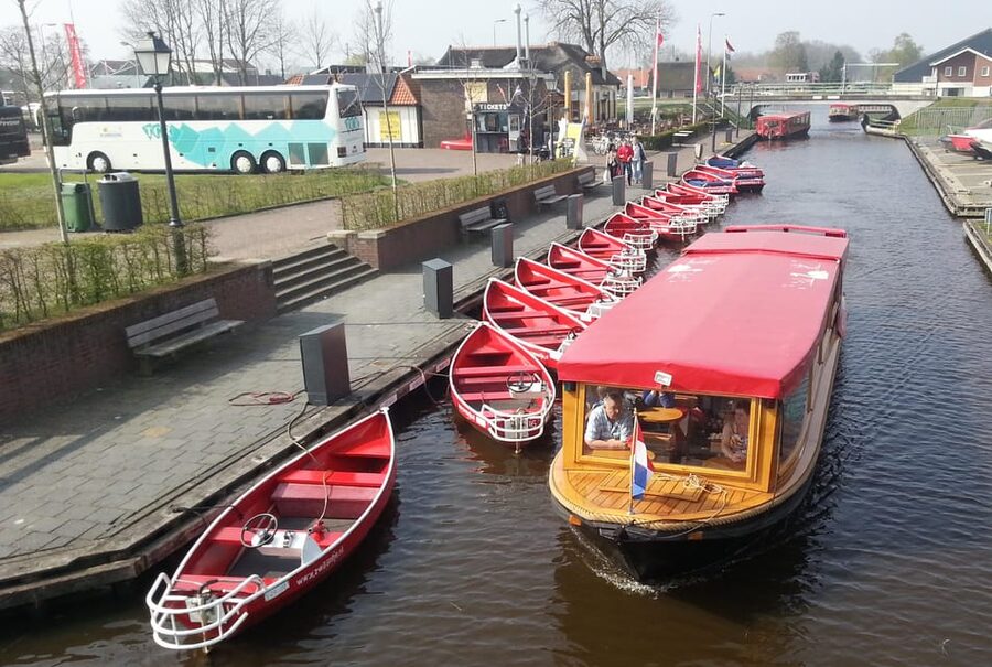Giethoorn: Canal cruise Giethoorn village and lake - Who this tour suits best (and who should rethink)