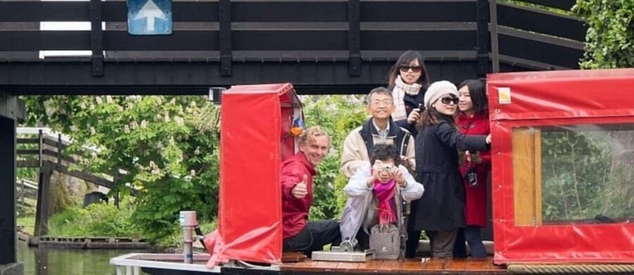 Giethoorn: Canal cruise Giethoorn village and lake - The electric, weatherproof boat is the comfort upgrade you notice