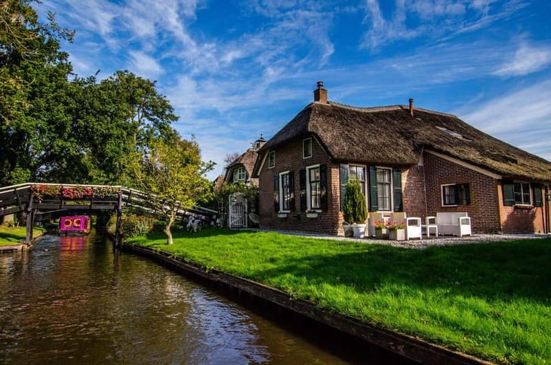 Giethoorn: Canal Cruise & lake Tour & Sightseeing Village - Giethoorn by boat: comfort first, views second (in the best way)