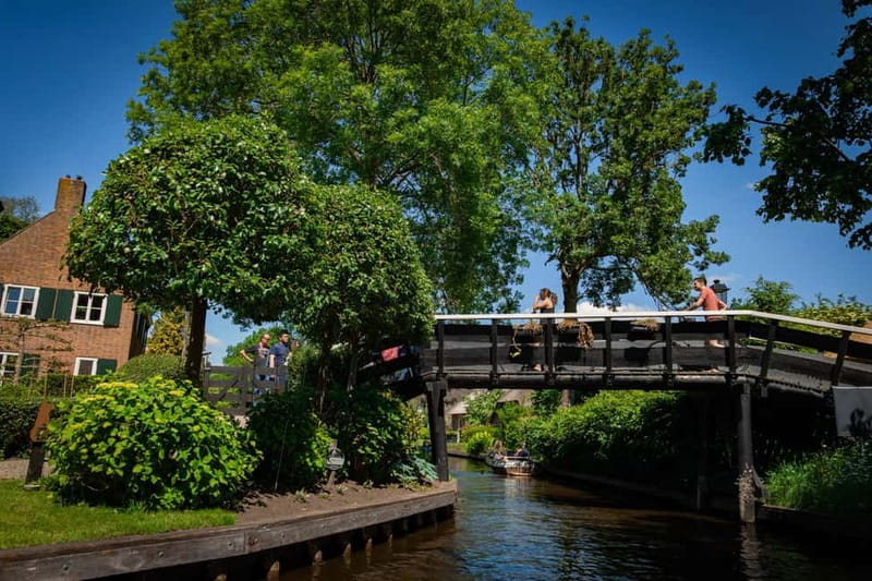 Giethoorn: Canal Cruise & lake Tour & Sightseeing Village - Accessibility and weather: a practical win