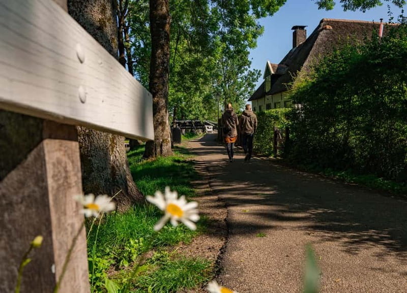 Giethoorn: Canal Cruise & lake Tour & Sightseeing Village - Things to consider before you book