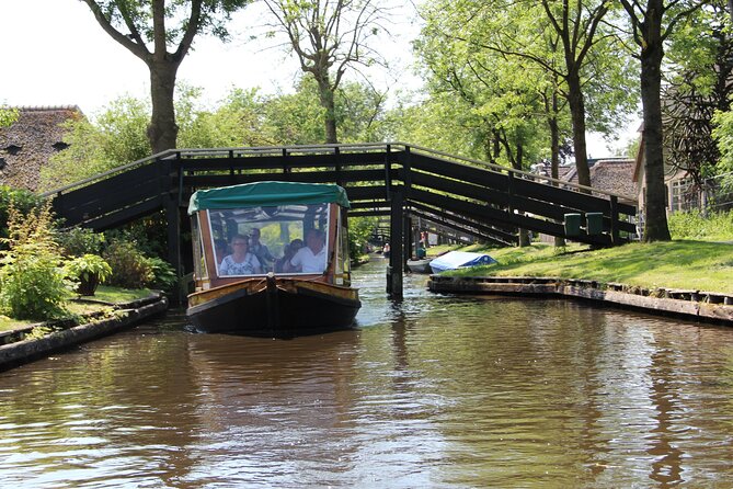 Giethoorn: Highlights Canal Cruise and Sightseeing Village - Key highlights worth marking on your mental map