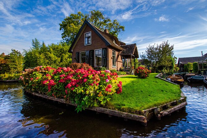 Giethoorn: Highlights Canal Cruise and Sightseeing Village - Starting at Restaurant De Rietstulp: where your Giethoorn loop begins