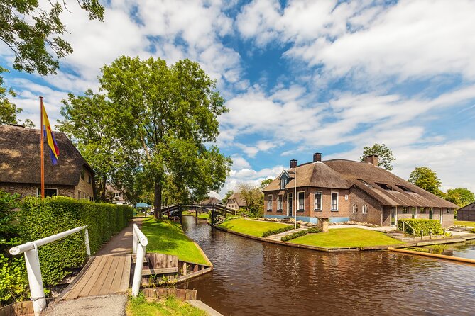 Giethoorn: Highlights Canal Cruise and Sightseeing Village - After you dock: how the map and voucher booklet change your pace