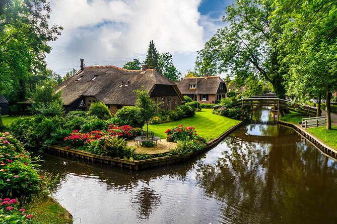 Giethoorn: Highlights Canal Cruise and Sightseeing Village - De Oude Aarde and Het Wapen van Giethoorn: science, crystals, and practical shopping