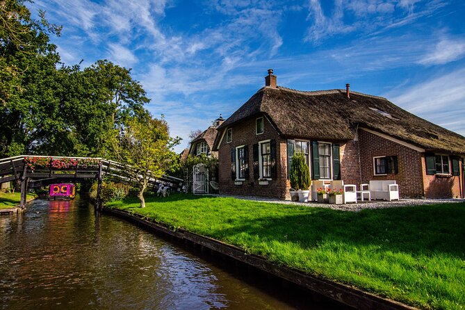 Giethoorn: Highlights Canal Cruise and Sightseeing Village - Grandcafé Fanfare: film history as a warm break