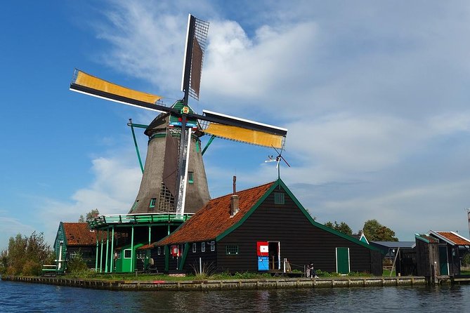 Giethoorn Private Tour, Canal Cruise and Windmills from Amsterdam - Giethoorn’s canal cruise: bridges, linden trees, and that Dutch Venice vibe