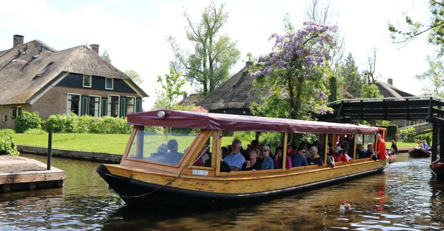 Giethoorn: Village & National Park Canal Cruise with Coffee - The Guide’s Multi-Language Storytelling (and Jokes That Work)