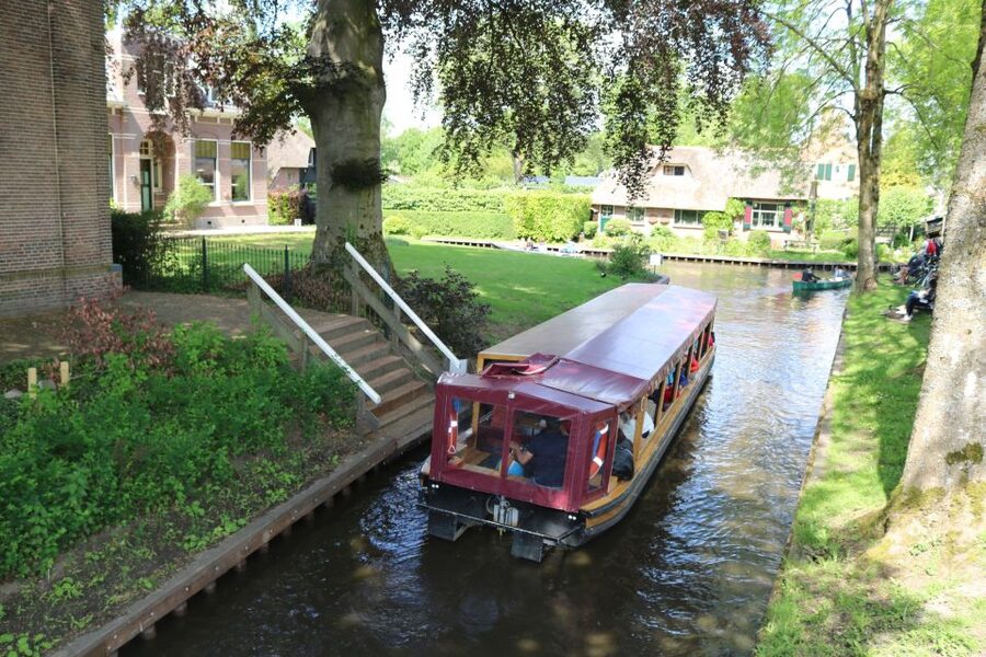Giethoorn: Village & National Park Canal Cruise with Coffee - Should You Book This Giethoorn Canal Cruise With Coffee?