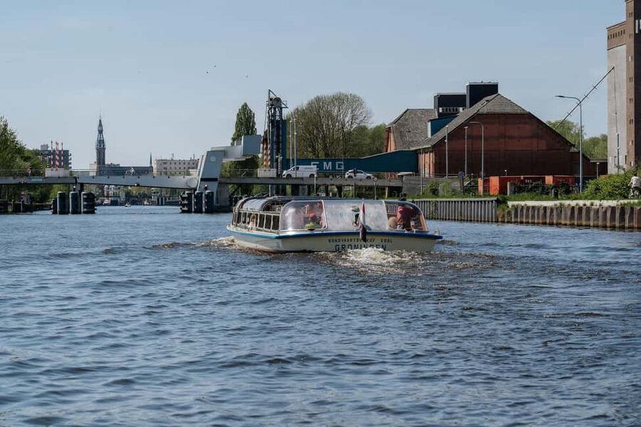 Groningen: City Canal Cruise - The On-Board Bar: Snacks, Heineken, Wine, and Prosecco