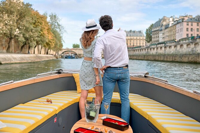 Guided Luxury River Cruise & Walking Tour of Paris' Monuments - What to expect if you wanted museum entry