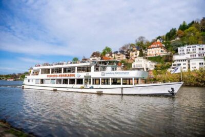 Heidelberg: Neckar River Sightseeing Boat Tour with Drink - Getting to Neckarstaden pier 5 and boarding quickly