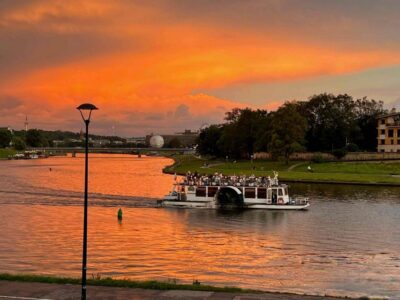 Krakow: 1-Hour Evening Vistula River Cruise - Finding Aqua Fun at the Wawel Hill harbor (and what to do if you can’t see your guide)