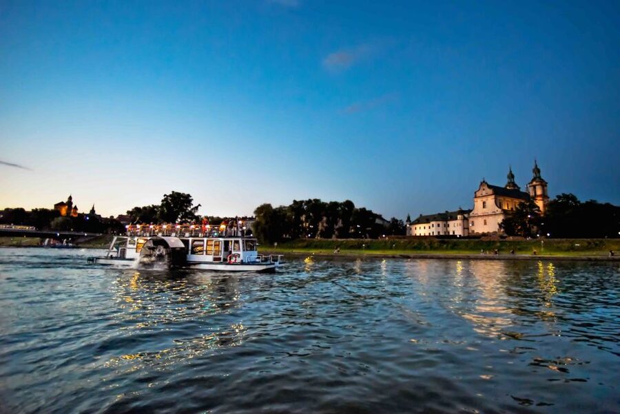 Krakow: 1-Hour Evening Vistula River Cruise - Deck setup, warmth, and where the views really happen