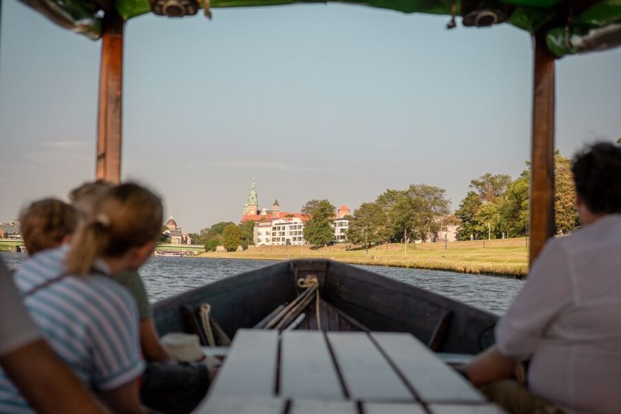 Krakow: Early Bird Vistula River Sightseeing Cruise - A one-hour early-morning Vistula cruise from Wawel