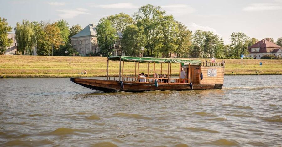 Krakow: Early Bird Vistula River Sightseeing Cruise - Meeting Kapitan Victor at the Sheraton pier (and not getting lost)