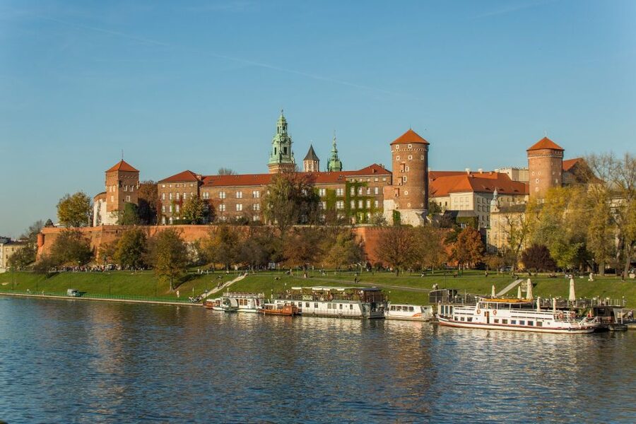 Krakow: Guided Wawel Tour, Lunch, and Vistula River Cruise - The walking reality: where you’ll feel it most