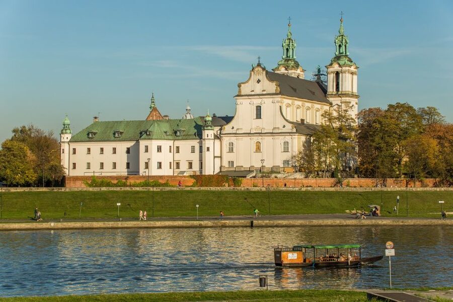 Krakow: Guided Wawel Tour, Lunch, and Vistula River Cruise - Lunch at a nearby bistro: good fuel, not a long meal