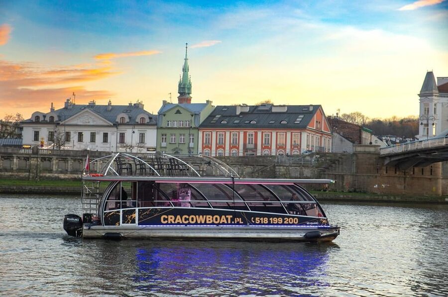 Krakow: Sightseeing Cruise on the Vistula River - Toward Kościuszko Mound: green hills and old-meets-modern views