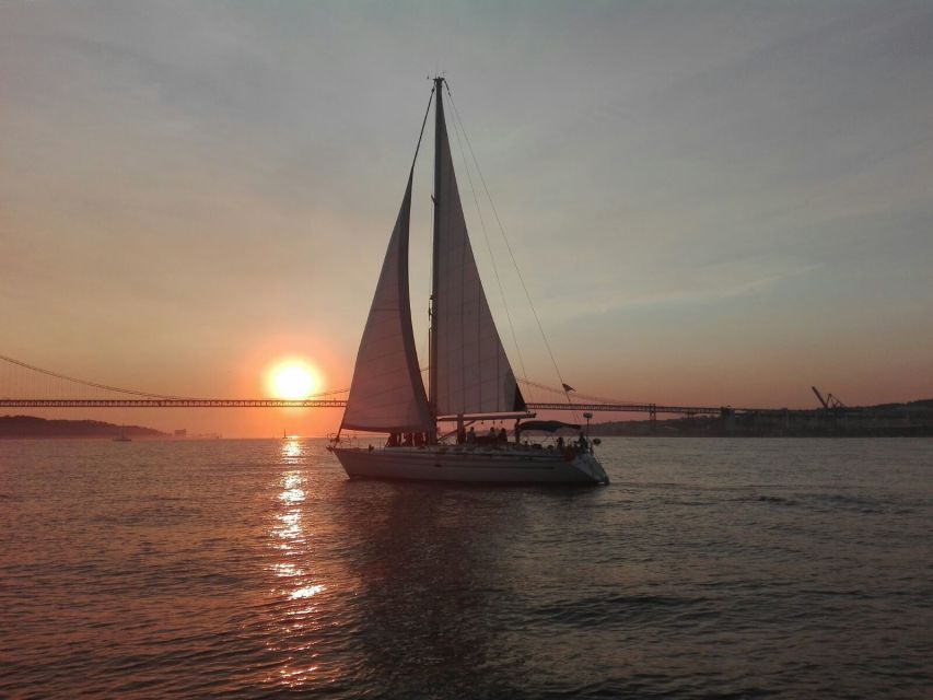 Lisbon: New Year's Eve Tagus River Cruise with Open Bar - The 2-hour timing: why “short” is actually a feature here