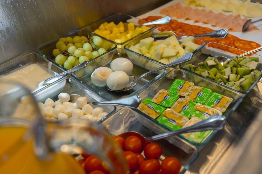 Lisbon: Tagus River Cruise With Brunch - Brunch on board: included meal, limited outside food, and how to avoid confusion