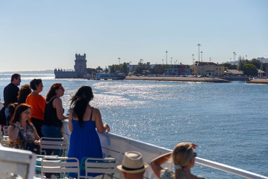 Lisbon: Tagus River Cruise with Welcome Drink - Onboard bar reality: snack strategy and drink expectations