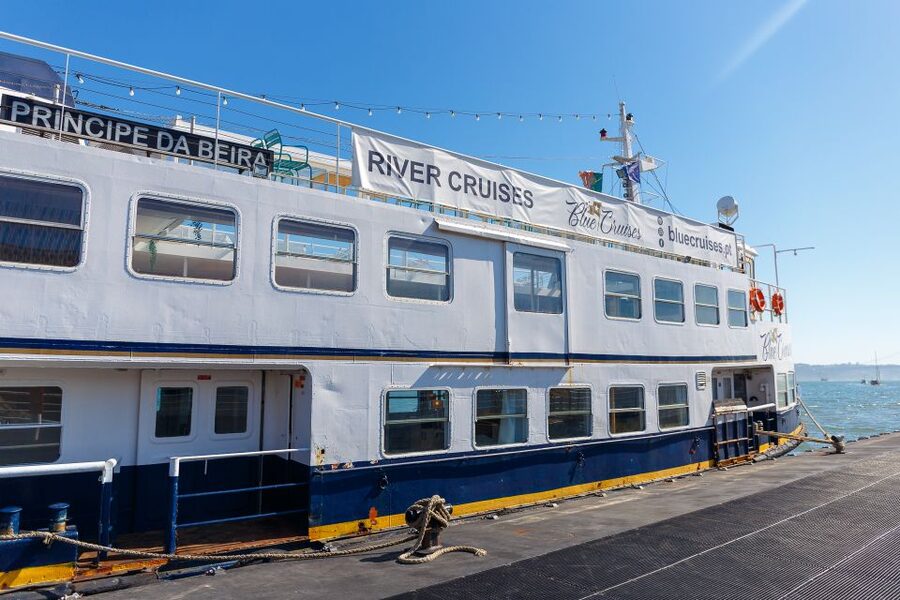 Lisbon: Tagus River Cruise with Welcome Drink - The photo route: Commerce Square, Alfama houses, and the 25 de Abril Bridge