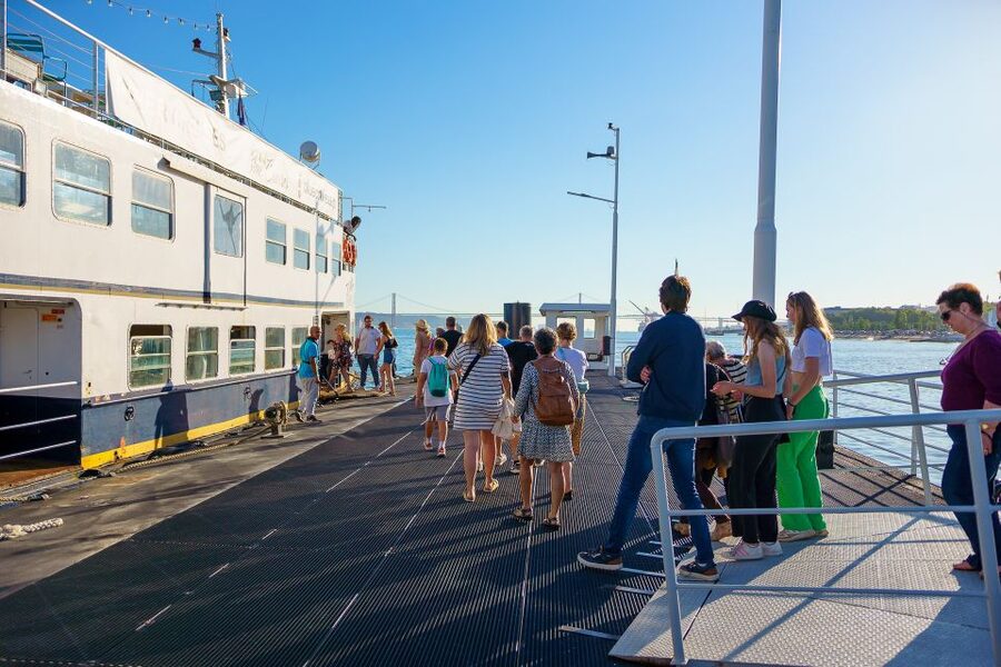 Lisbon: Tagus River Cruise with Welcome Drink - Belém Tower and the Monument to the Discoveries: the best water-level angles