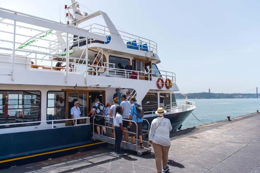 Lisbon: Tagus River Cruise with Welcome Drink - Sundeck rules and smart seating for wind-free comfort
