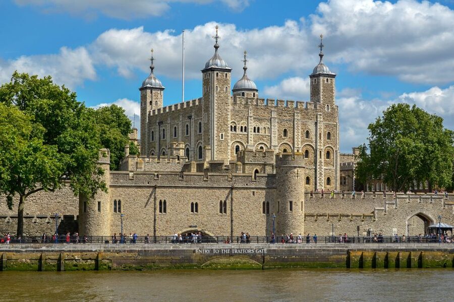London: Full-Day Sightseeing Bus Tour with River Cruise - Tower of London with a Yeoman Warder: Medieval Stories That Feel Specific