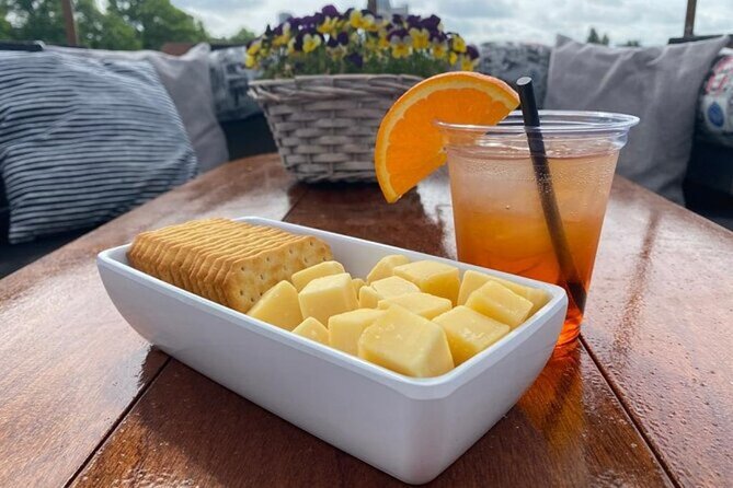 Luxury Amsterdam Canal Cruise – Unlimited Cocktails Included (1H) - Hosts and skipper energy: why the names you see matter