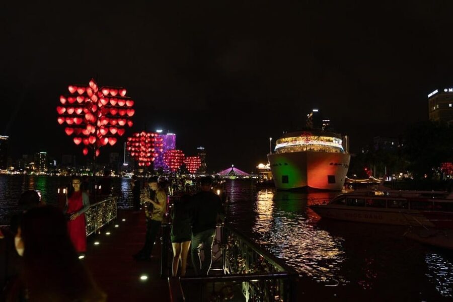 Marble Mountains - Han River Cruise -Dragon Bridge by night - Dinner before the river: pho and a drink