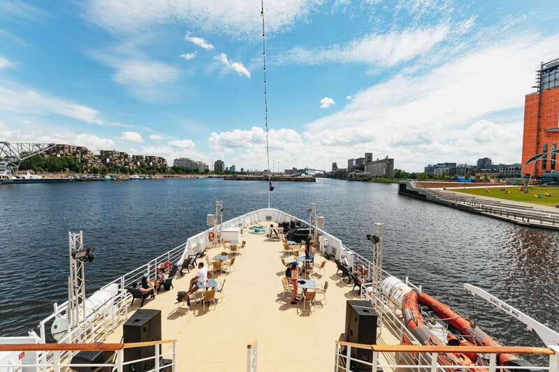 Montréal: Guided Sightseeing River Cruise - Getting the best seats: outside decks, sun and shade, and wind-proof comfort