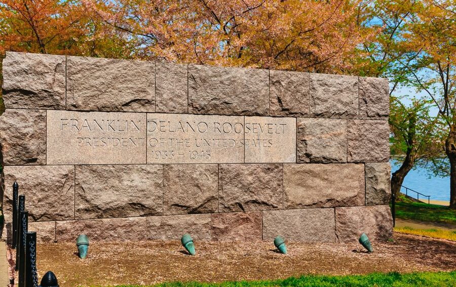 National Mall Tour with 10+ Stops, Boat Cruise, Entry Tickets - Lincoln, FDR, and World War II: the photo-friendly memorial stretch