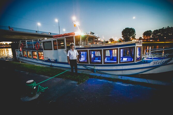 One Hour River Cruise in Krakow - Group size and the feel of the boat ride