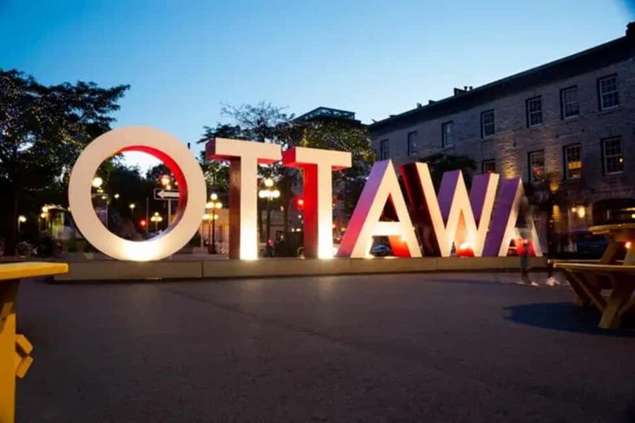 Ottawa: Small Group Night Tour With River Cruise - Rockcliffe Park, Major’s Hill Park, and Napean Point: where the pictures get real