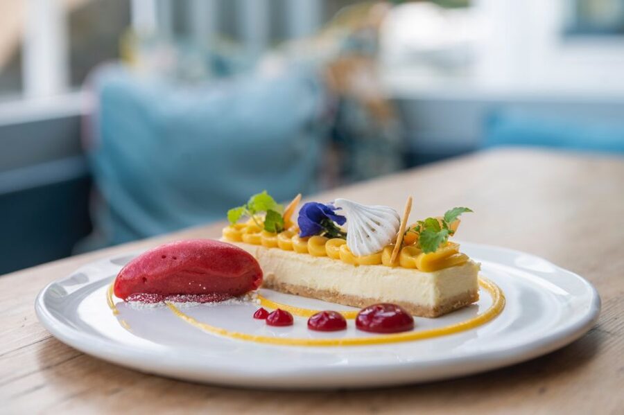 Oxford: River Cruise with 3-Course Meal - River life vibes: meadows, boathouses, and rowing culture