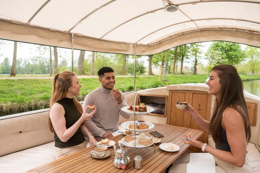 Oxford: Sightseeing River Cruise with Afternoon Tea - The University Regatta stretch: rowers, punts, and real river life