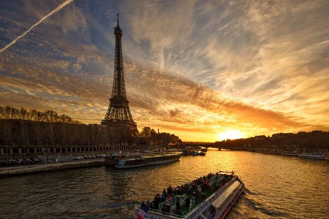 Paris 1 Hour Seine River Cruise Tour and Optional Macaron Tasting - Seating, crowd levels, and the real feel of a busy Saturday